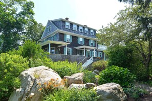 Exterior - Golden Sands at Good Harbor: Just walk across the street to the beach. (Gloucester)