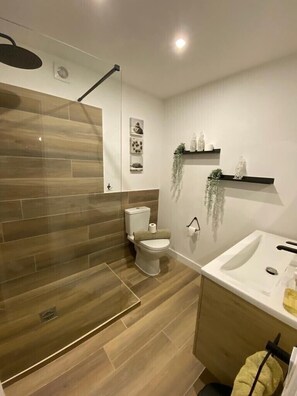 Dusche, Haartrockner, Handtücher, Seife
