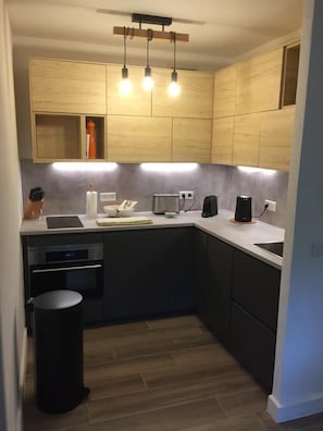 Réfrigérateur, micro-ondes, four, plaque de cuisson