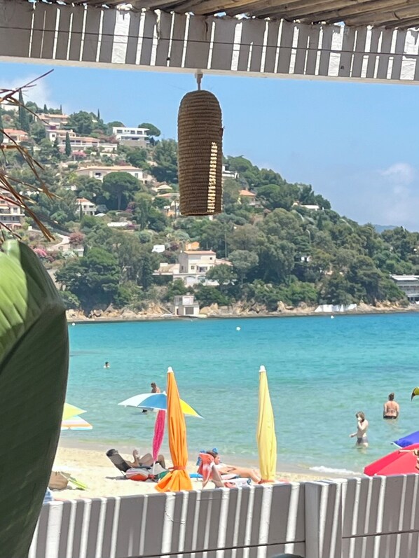 Plage à proximité, chaises longues