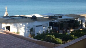 Un bâtiment situé sur la côte, sur lequel on peut lire l’inscription « LA PIMEDE ».