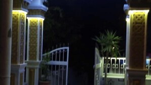 La entrada a un hotel con un letrero que dice 'UN SIDE HOTEL'.