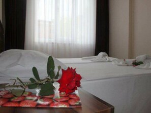 Minibar, desk, laptop workspace, bed sheets - Un Side Apart Hotel (Manavgat)