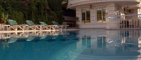 Una piscina al aire libre de temporada