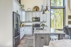 冷蔵庫、電子レンジ、オーブン、コンロ