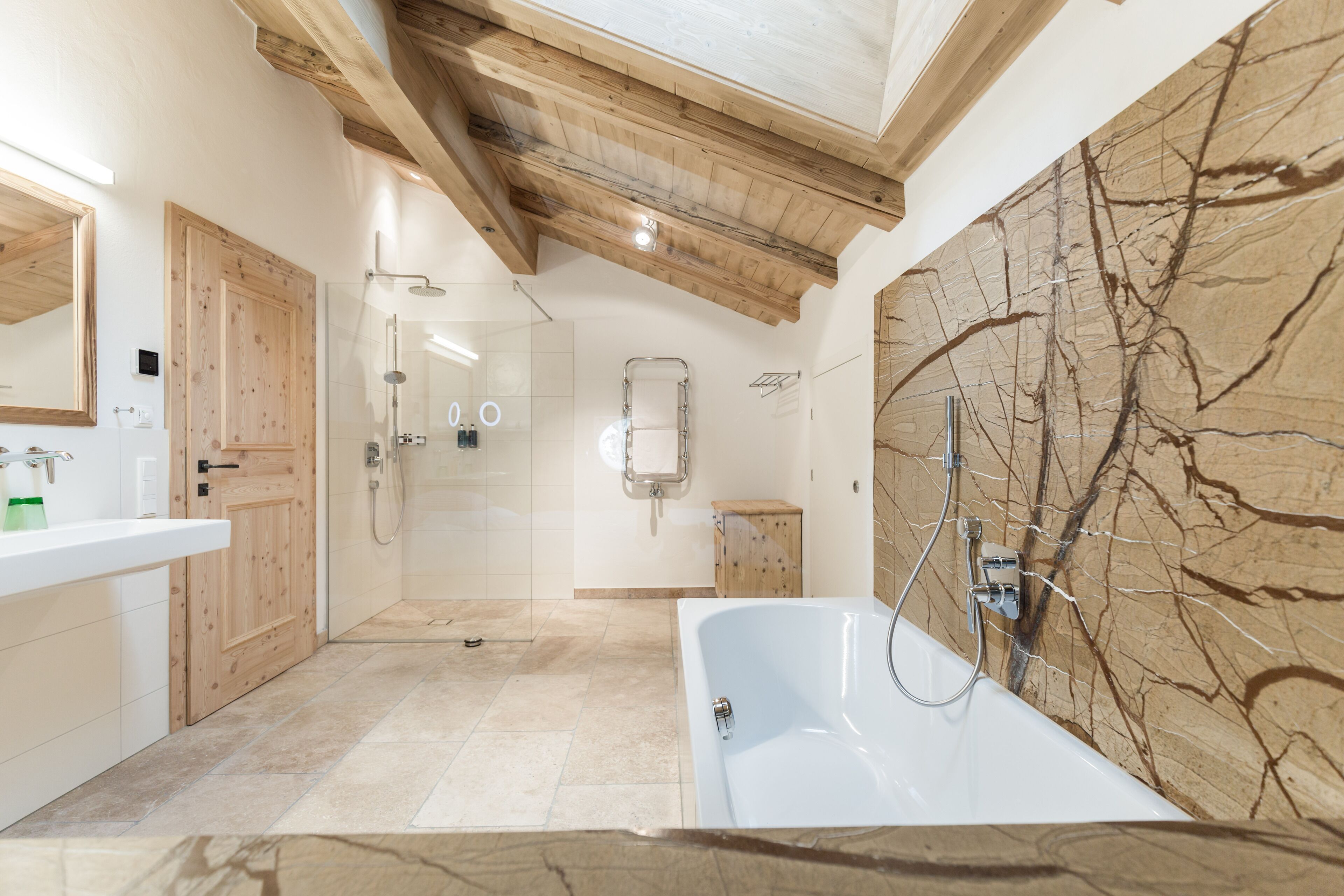 Suite Deluxe, balcón | Baño | Zapatillas y toallas
