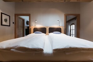 Suite Deluxe, balcón | Ropa de cama de alta calidad, minibar, decoración individual
