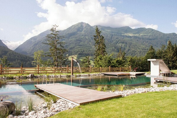 Een seizoensgebonden buitenzwembad