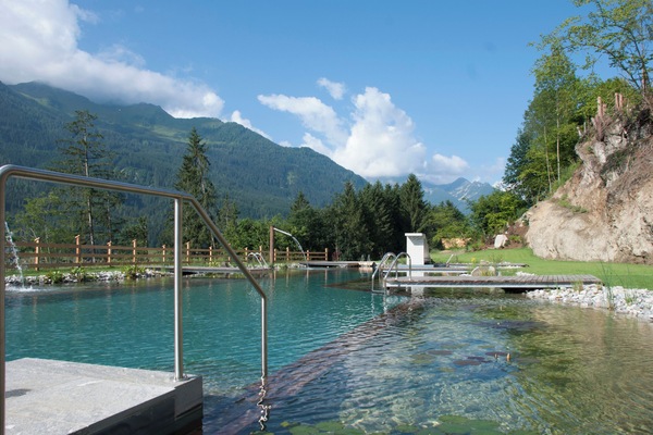 Una piscina al aire libre de temporada