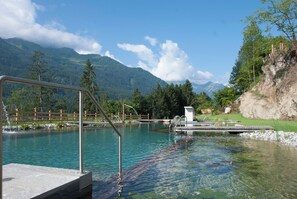 Una piscina al aire libre de temporada