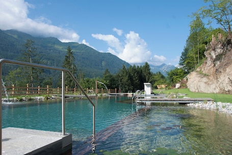 Una piscina al aire libre de temporada