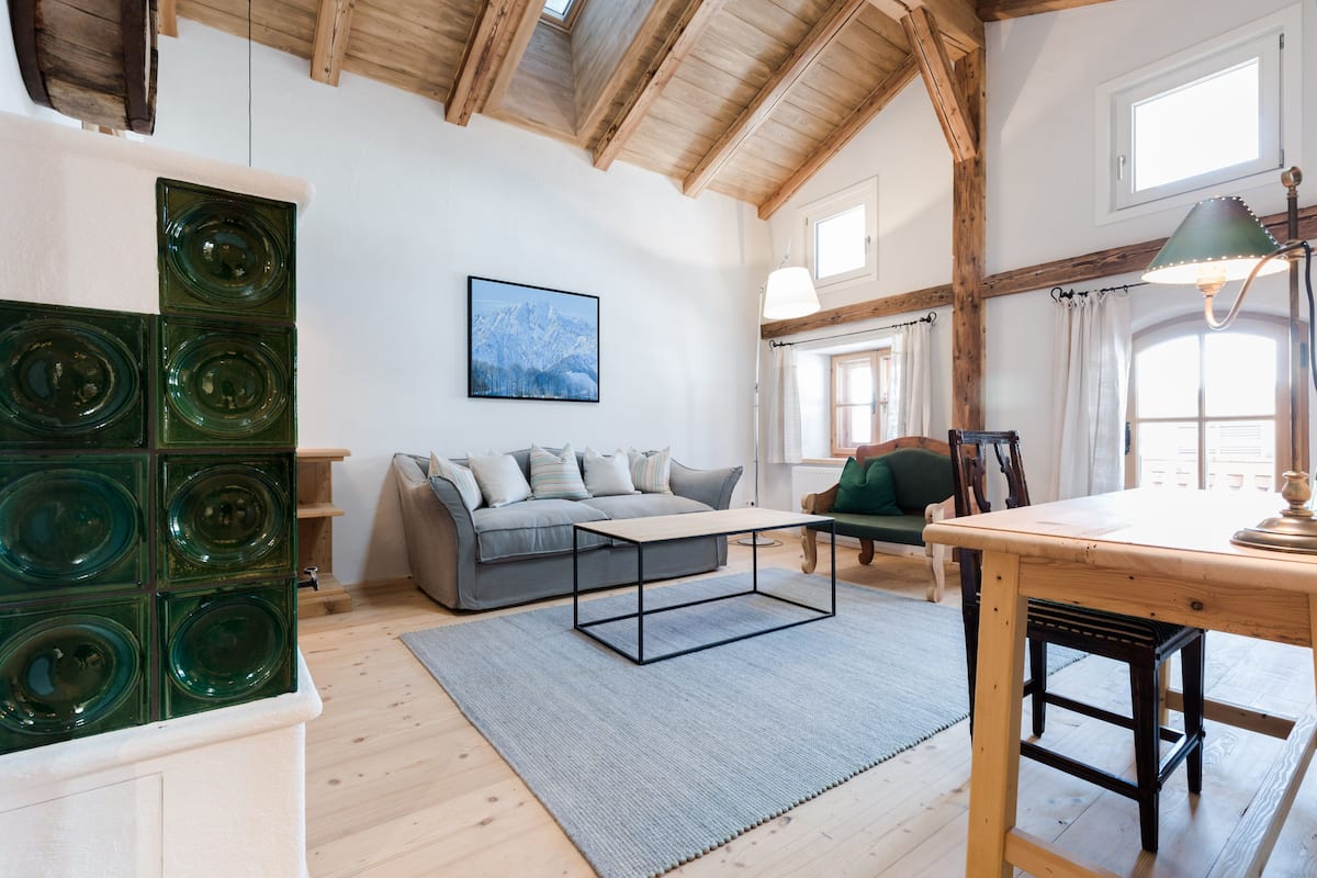 Deluxe-Suite, Balkon | Wohnbereich | 32-Zoll-Flachbildfernseher mit Kabelempfang, Fernseher