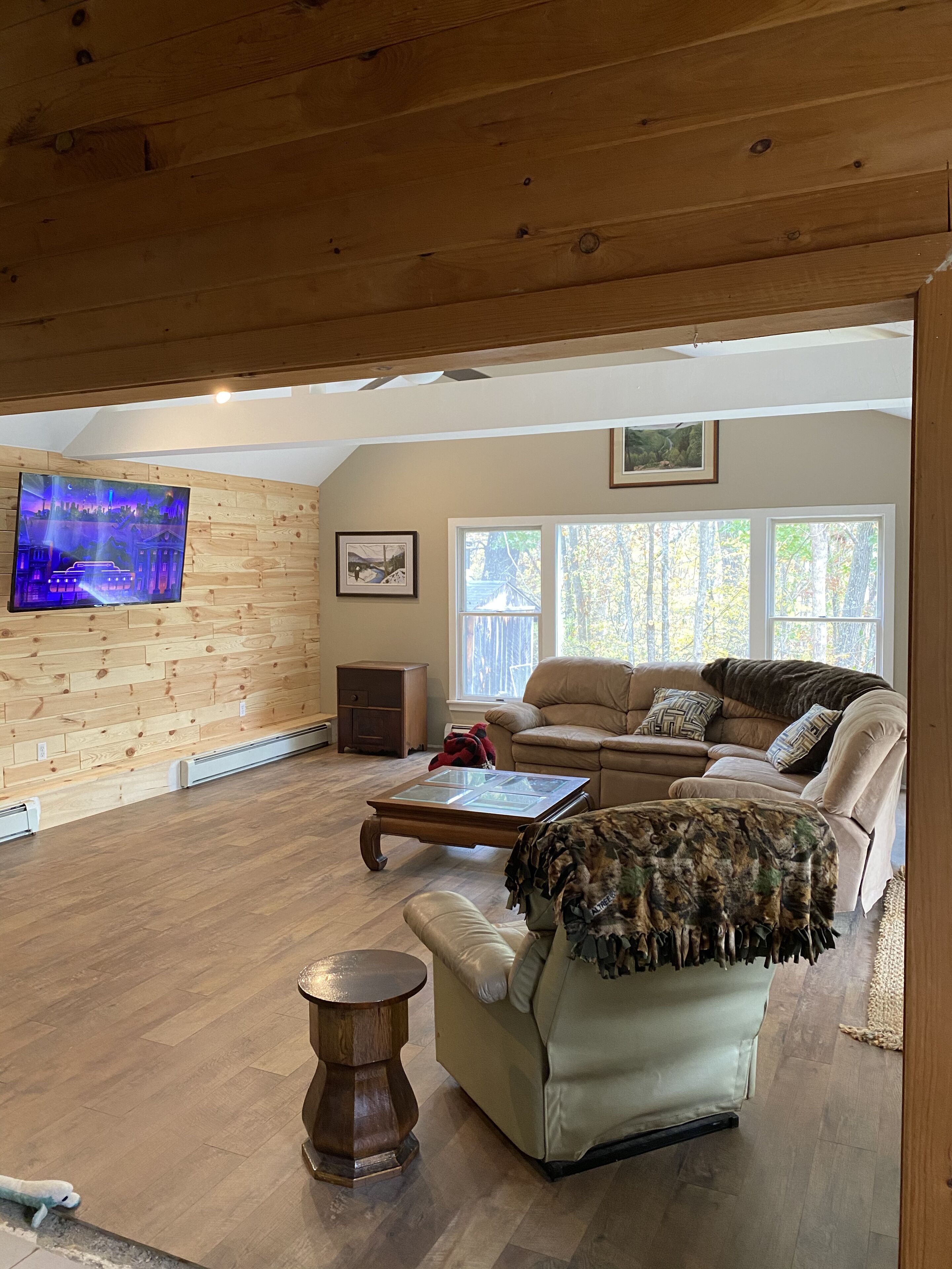 TV connectée, livres, chaîne hi-fi