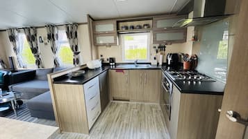 Een koelkast, een magnetron, een oven, een koffiezetapparaat/waterkoker