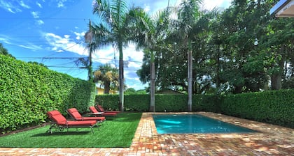 Heated private pool, walk to Zoo, Science Museum & Park