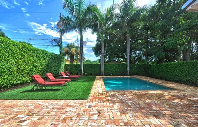 Heated private pool, walk to Zoo, Science Museum & Park