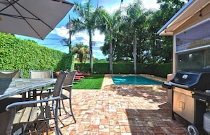 Outdoor dining - Heated private pool, walk to Zoo, Science Museum & Park (West Palm Beach)