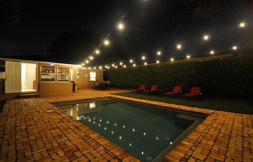 Heated private pool, walk to Zoo, Science Museum & Park