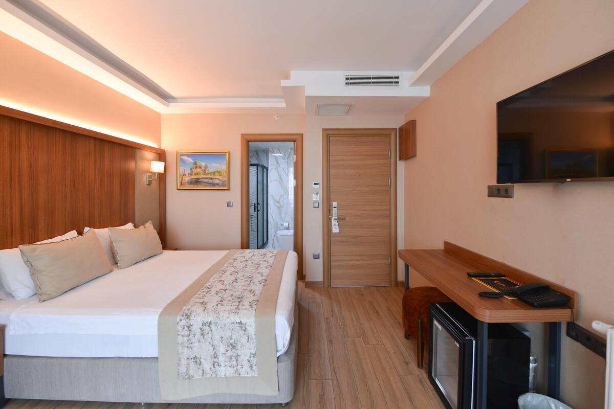 Premium bedding, minibar, desk, soundproofing