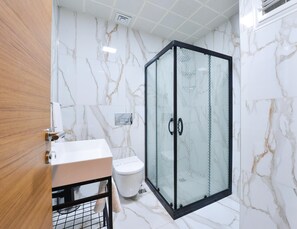 Shower, towels - Istport Hotel (Arnavutköy)