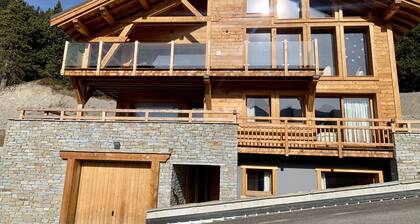 CHALET NAĂGA , neuf , design , vue panoramique et SPA, 15p, village.