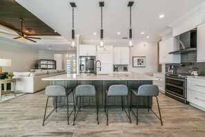 Frigorifero, microonde, forno, piano cottura