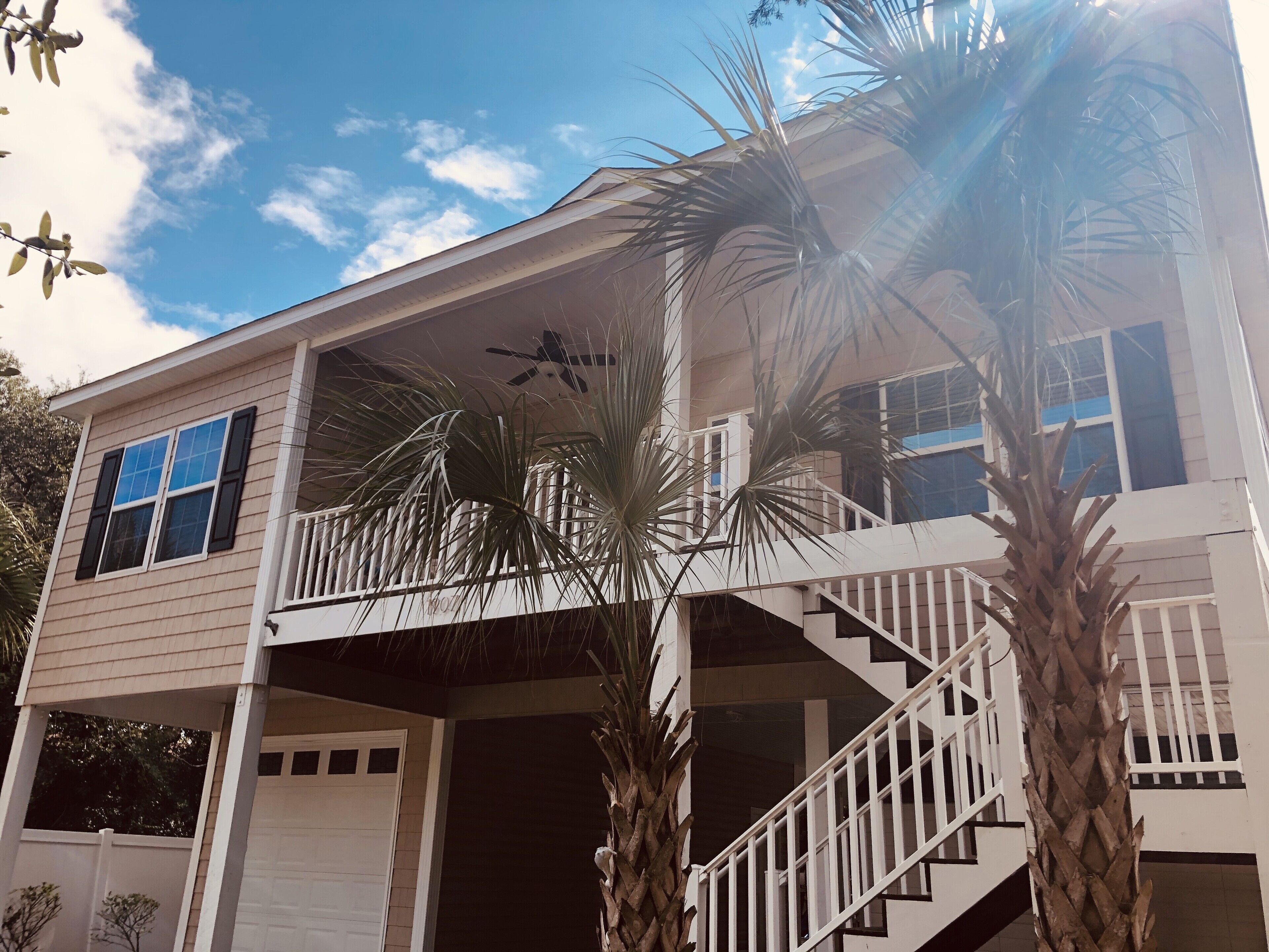 FULL ACCESS BEACH HOUSE. TWO BLOCKS OFF THE OCEAN! 