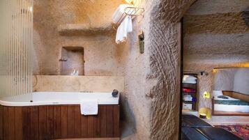 Deluxe Cave Room With Jakuzzi | Premium bedding, memory-foam beds, minibar, in-room safe