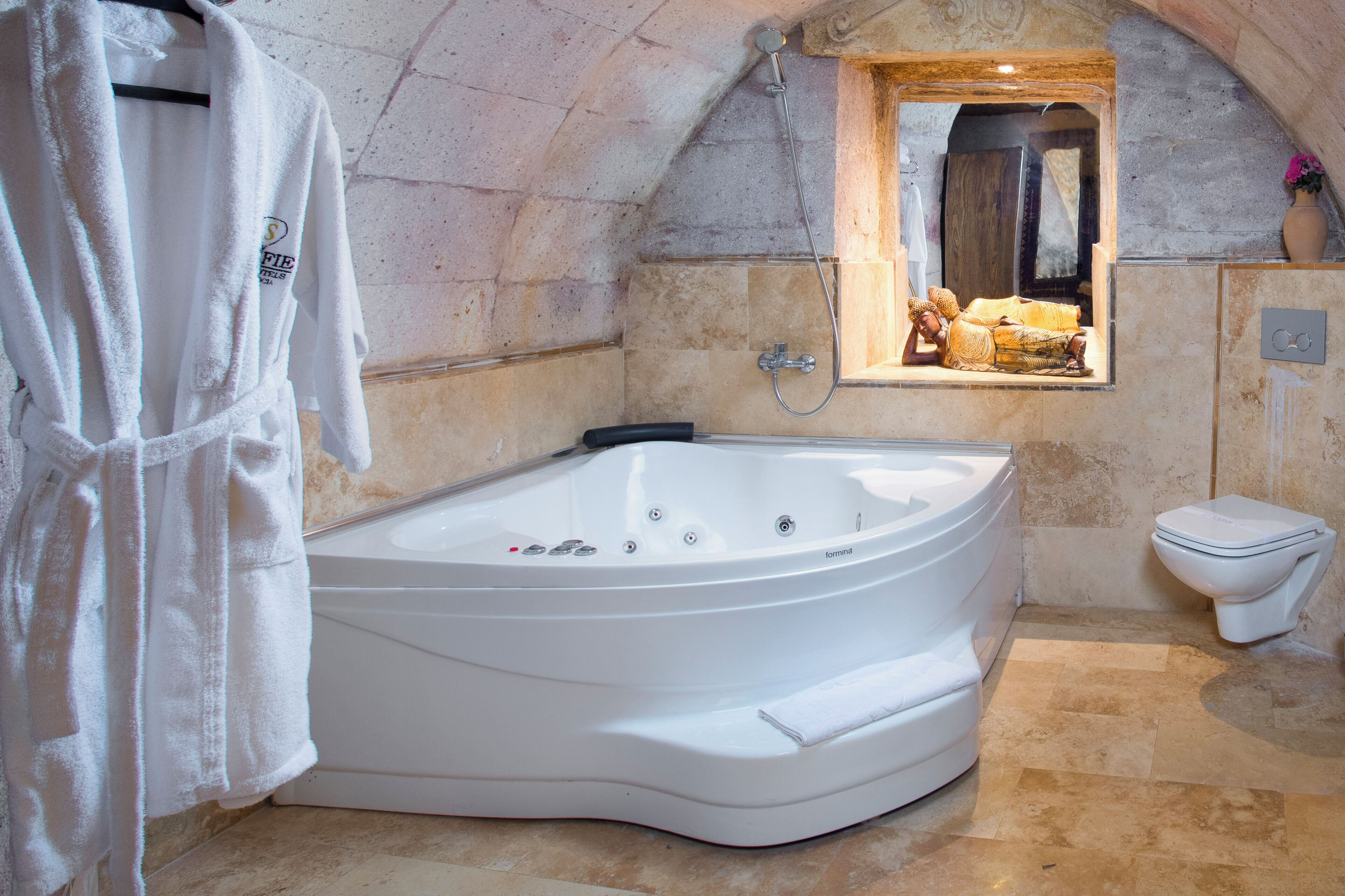 deluxe cave room with jakuzzi | bathroom | jetted bath, hydromassage showerhead, eco-friendly toiletries