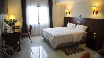 Camera Classic | Con stile personalizzato, con arredamento individuale, una scrivania