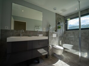 Een douche, een haardroger, handdoeken