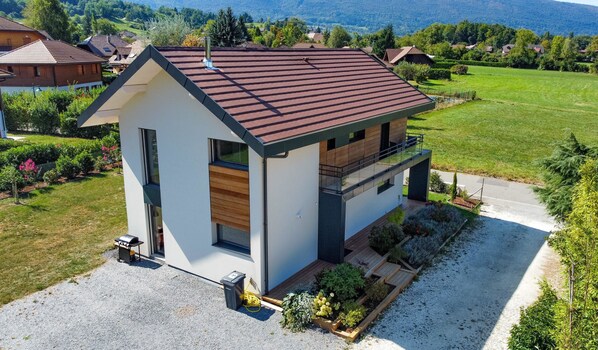 A modern two-story house with a sloped roof, large windows, and a balcony. - Maison des Vergers - 4 bedrooms in Duingt 800m from Lake Annecy (Duingt)