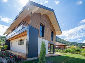 A modern two-story house with a sloped roof, large windows, and a balcony. - Maison des Vergers - 4 bedrooms in Duingt 800m from Lake Annecy (Duingt)