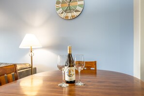 Dining - This is the life... 3 bedroom lakefront property close to everything! (Osoyoos)