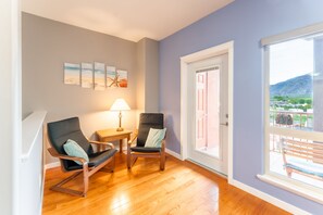 Interior - This is the life... 3 bedroom lakefront property close to everything! (Osoyoos)