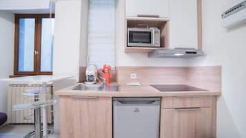 Køleskab, mikrobølgeovn, kaffe-/temaskine, brødrister