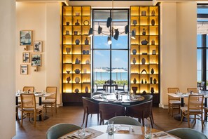 2 restaurants, spécialités Cuisine internationale