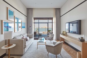 Suite, 2 Bedrooms, Sea View (Beach Chalet) | Área de sala de estar | Televisión LCD de 50 pulgadas con canales digitales y televisión 