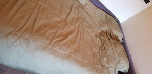 1 habitación, tabla de planchar con plancha y cuna de viaje 