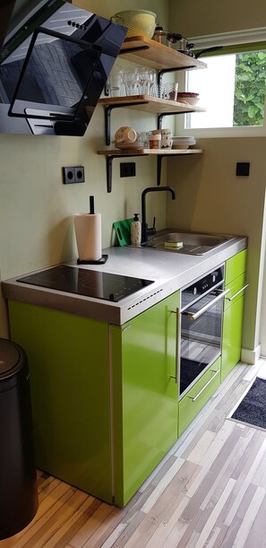 Refrigerador, horno, parrilla de estufa y cafetera y tetera 