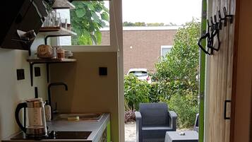 Fridge, oven, stovetop, coffee/tea maker