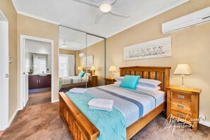 3 habitaciones, tabla de planchar con plancha y cuna de viaje