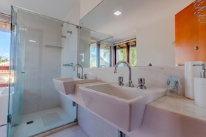 Maison Deluxe | Salle de bain | Serviettes fournies, savon, papier toilette
