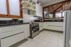 Maison Deluxe | Cuisine privée | Réfrigérateur, micro-ondes, four, machine à expresso