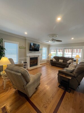 Smart-TV, peis, DVD-spiller og bøker