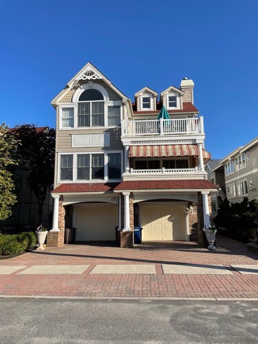 BEACH BLOCK -BEAUTIFUL HOME- BOOK NOW!
NEWLY RENOVATED!!