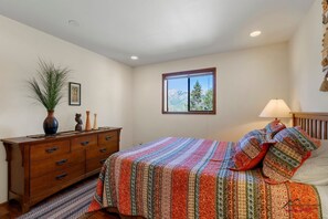 4 habitaciones, tabla de planchar con plancha, wifi y ropa de cama 