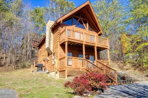 A wooden cabin with a balcony, surrounded by trees. - ER16 - Mountain Blessing | Great location - Close to town! (Pigeon Forge)