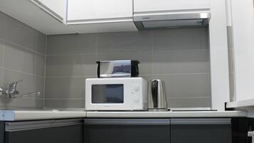 Refrigerador, microondas, cafetera y tetera y tostadora