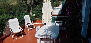Outdoor dining - Small house with large terrace overlooking the sea (San Nicola Arcella)